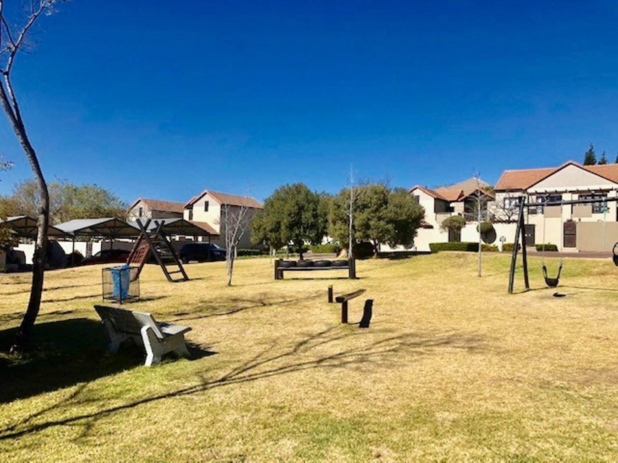 To Let 2 Bedroom Property for Rent in Fourways Gauteng