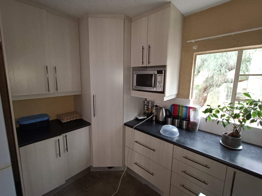2 Bedroom Property for Sale in Die Hoewes Gauteng