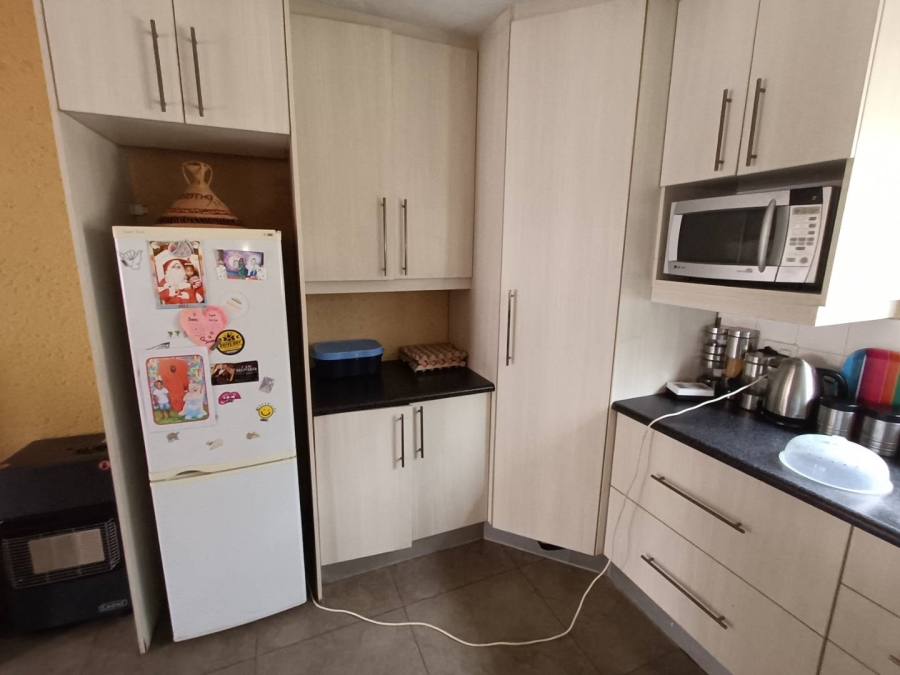 2 Bedroom Property for Sale in Die Hoewes Gauteng