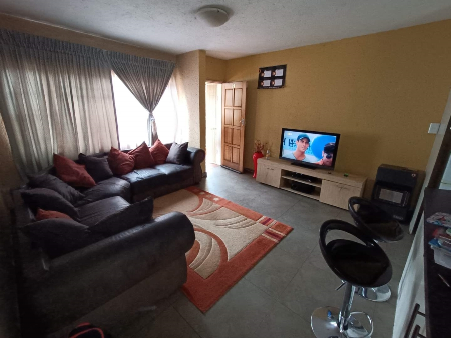 2 Bedroom Property for Sale in Die Hoewes Gauteng