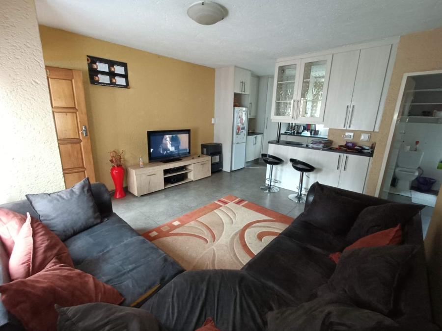 2 Bedroom Property for Sale in Die Hoewes Gauteng