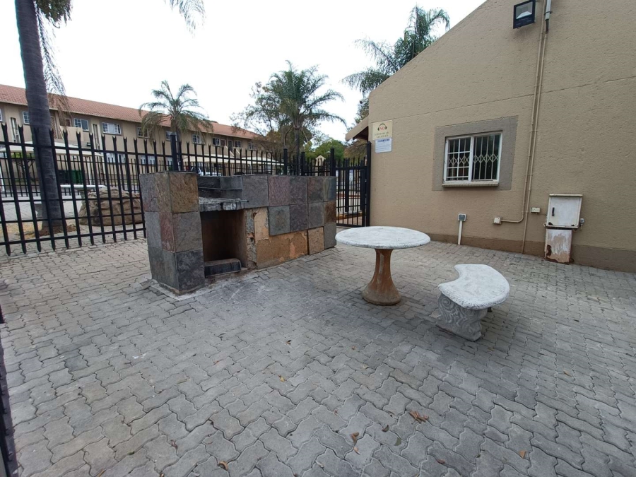 2 Bedroom Property for Sale in Die Hoewes Gauteng