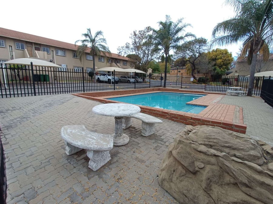2 Bedroom Property for Sale in Die Hoewes Gauteng