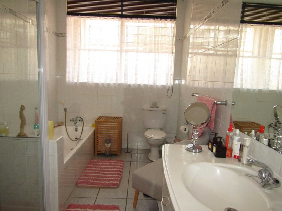 4 Bedroom Property for Sale in Glenhazel Gauteng
