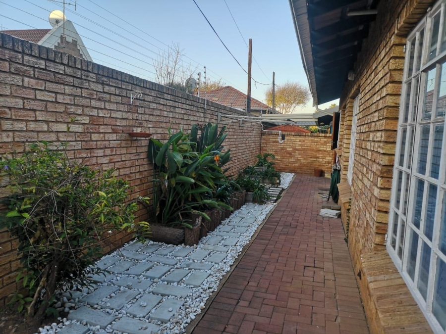 To Let 3 Bedroom Property for Rent in New Redruth Gauteng