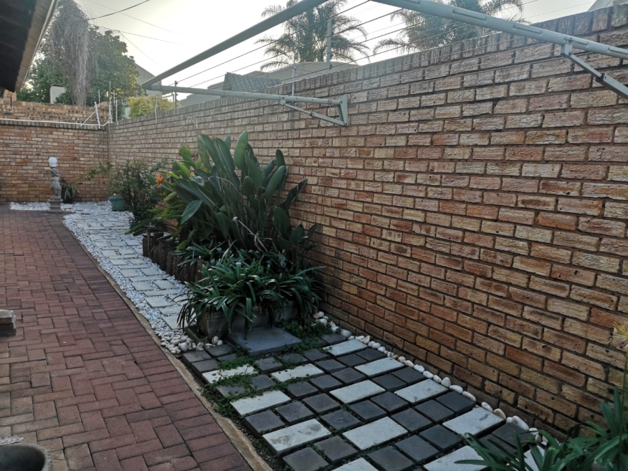 To Let 3 Bedroom Property for Rent in New Redruth Gauteng