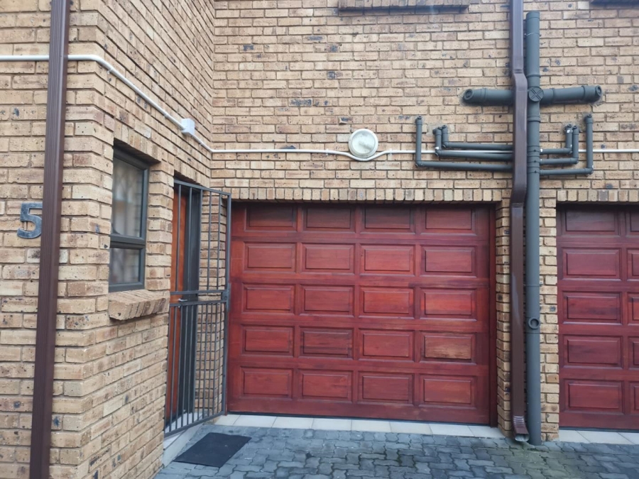 To Let 2 Bedroom Property for Rent in New Redruth Gauteng