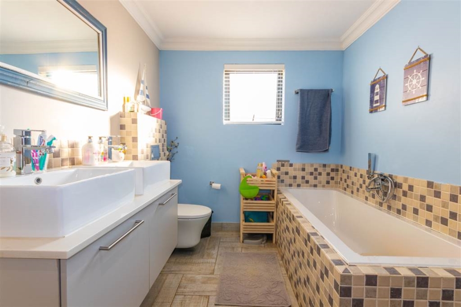 To Let 3 Bedroom Property for Rent in Broadacres Gauteng