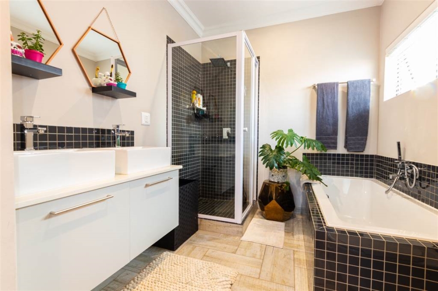To Let 3 Bedroom Property for Rent in Broadacres Gauteng
