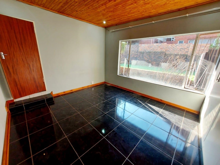 To Let 4 Bedroom Property for Rent in Mountain View Gauteng