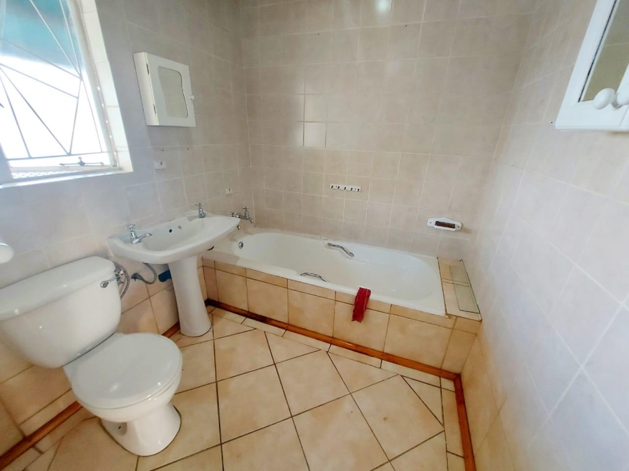 To Let 4 Bedroom Property for Rent in Mountain View Gauteng