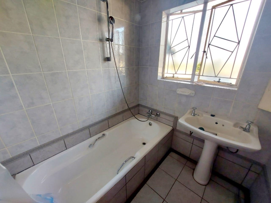 To Let 4 Bedroom Property for Rent in Mountain View Gauteng