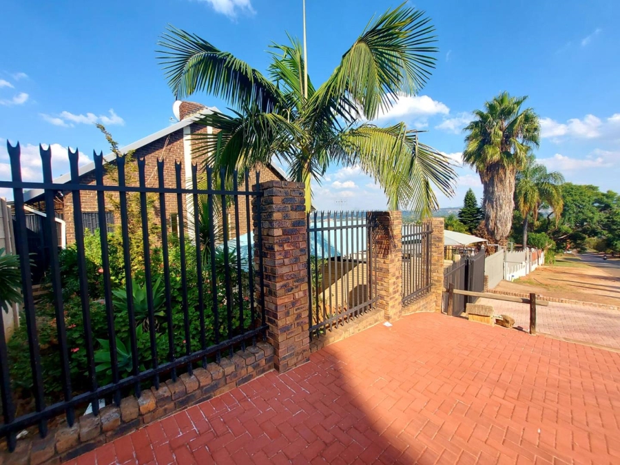 To Let 4 Bedroom Property for Rent in Mountain View Gauteng