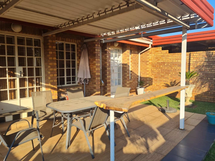 To Let 2 Bedroom Property for Rent in Eldoraigne Gauteng