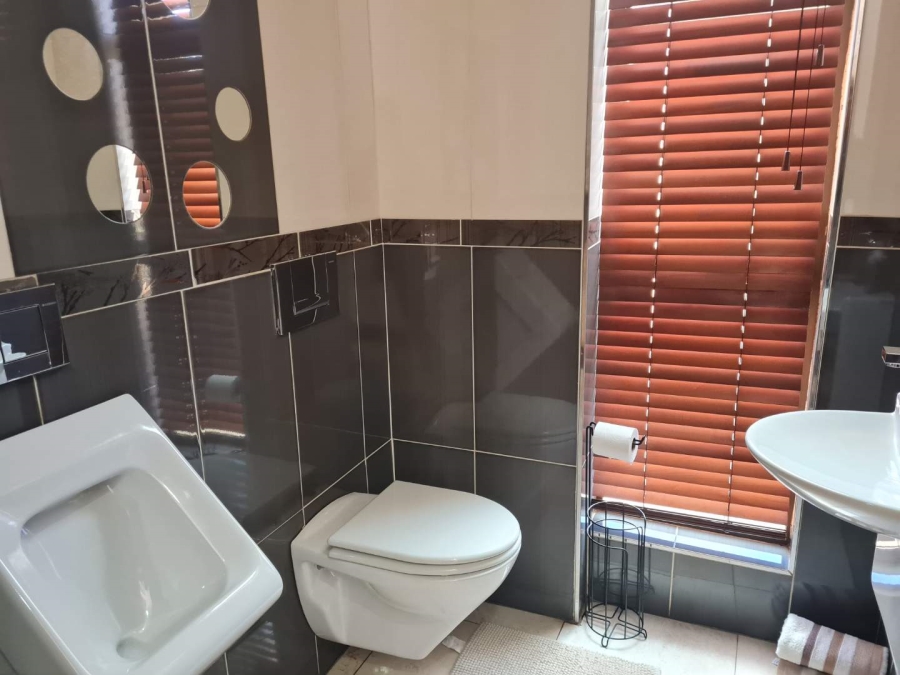 5 Bedroom Property for Sale in Zwartkop Golf Estate Gauteng