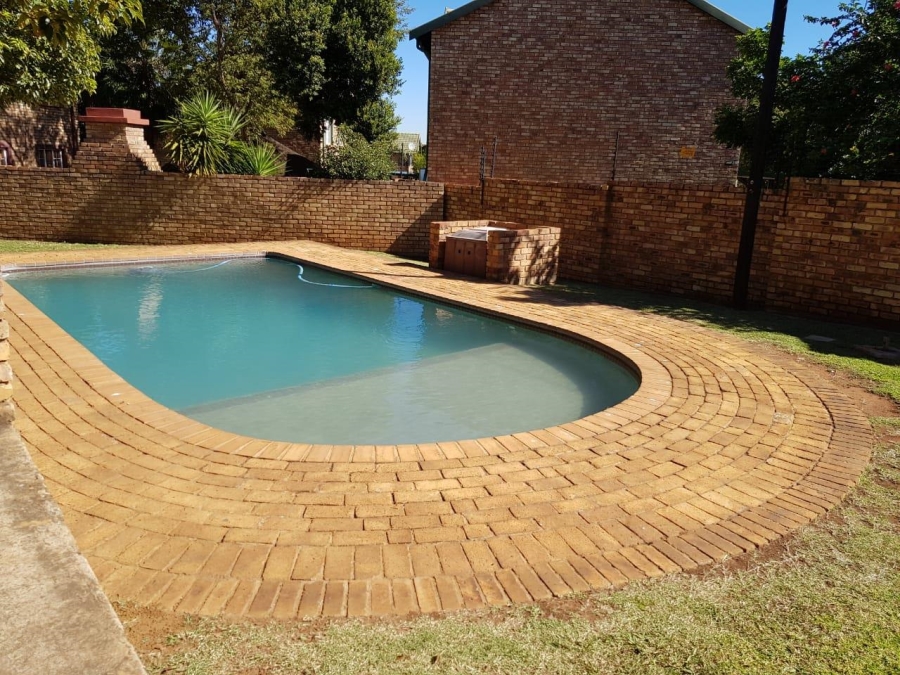 2 Bedroom Property for Sale in Die Hoewes Gauteng