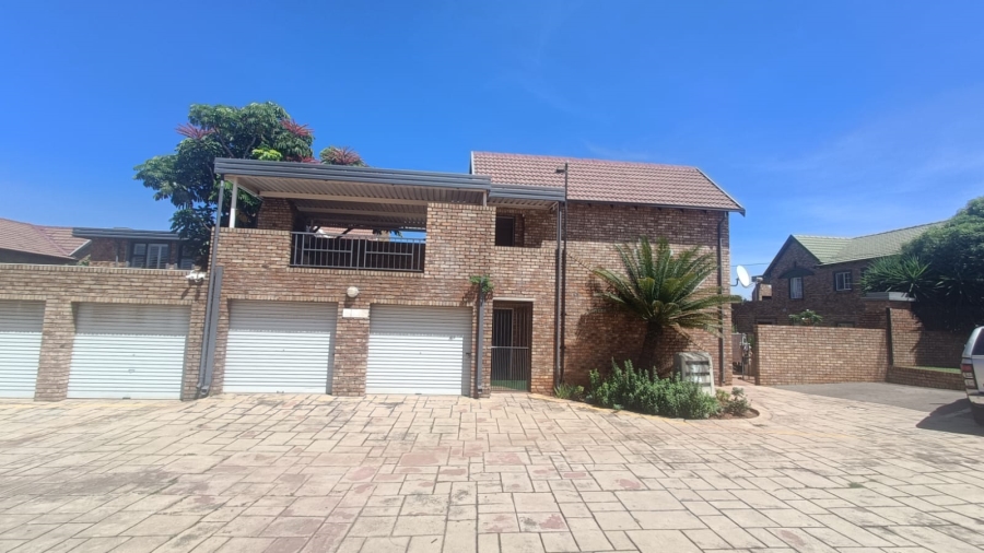 2 Bedroom Property for Sale in Die Hoewes Gauteng