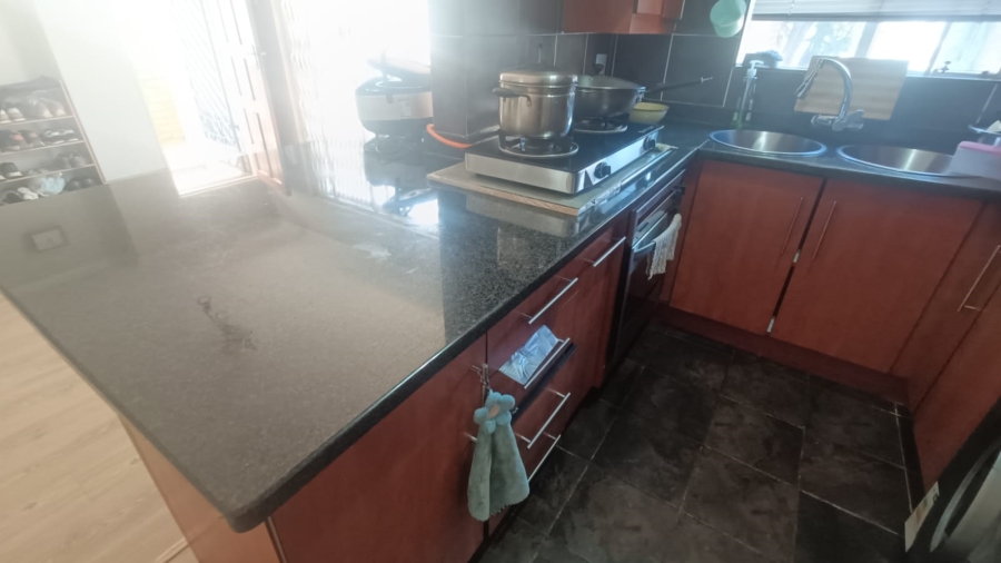 2 Bedroom Property for Sale in Die Hoewes Gauteng