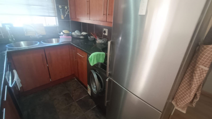 2 Bedroom Property for Sale in Die Hoewes Gauteng