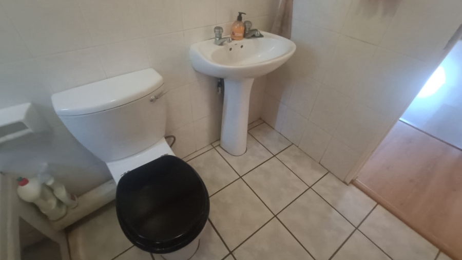 2 Bedroom Property for Sale in Die Hoewes Gauteng