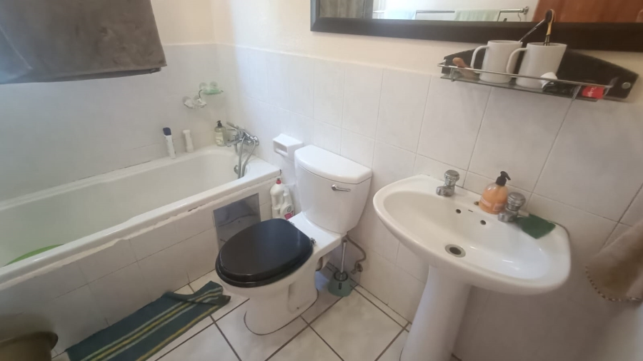 2 Bedroom Property for Sale in Die Hoewes Gauteng