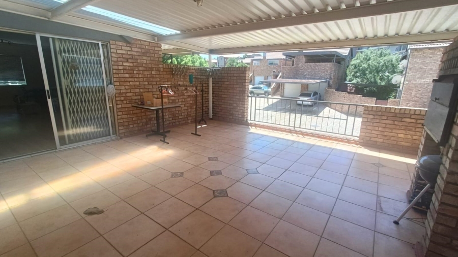 2 Bedroom Property for Sale in Die Hoewes Gauteng