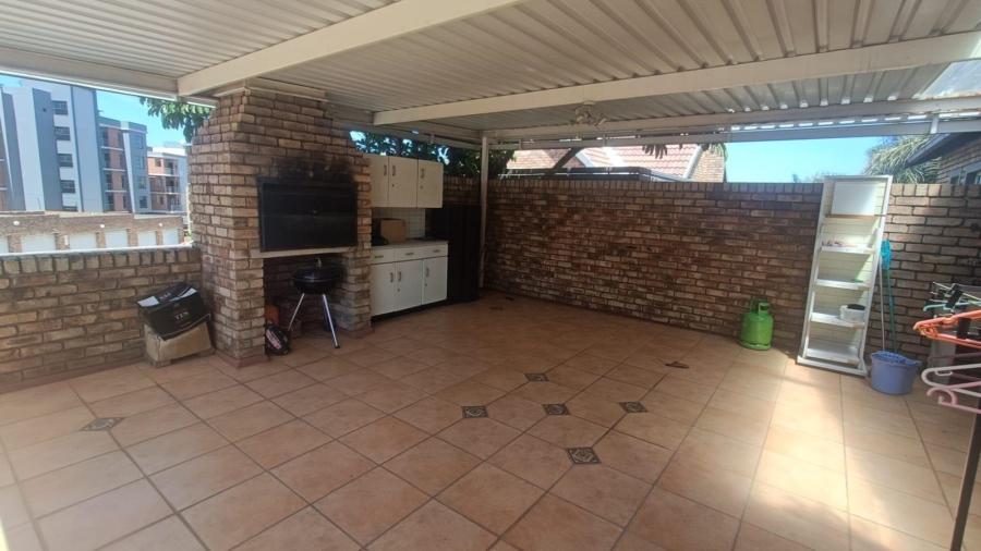 2 Bedroom Property for Sale in Die Hoewes Gauteng