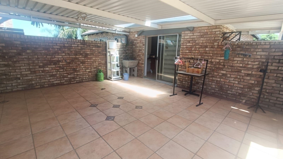 2 Bedroom Property for Sale in Die Hoewes Gauteng