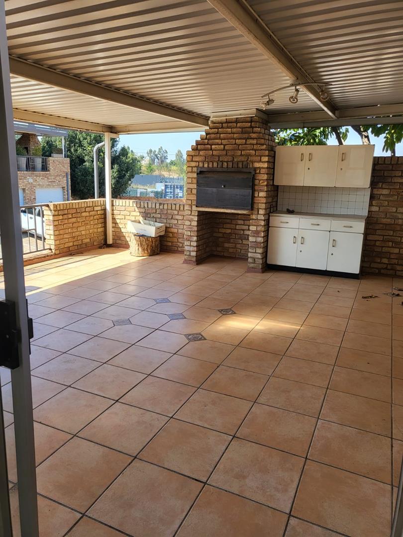 2 Bedroom Property for Sale in Die Hoewes Gauteng