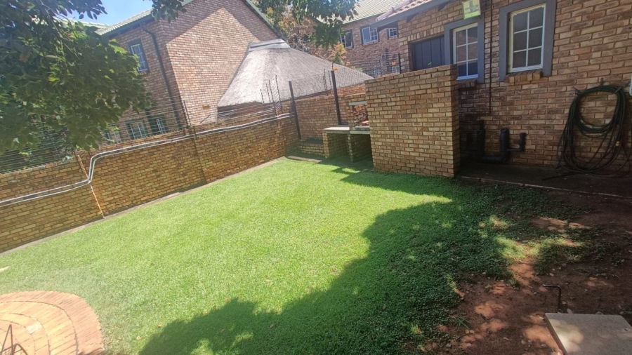 2 Bedroom Property for Sale in Die Hoewes Gauteng