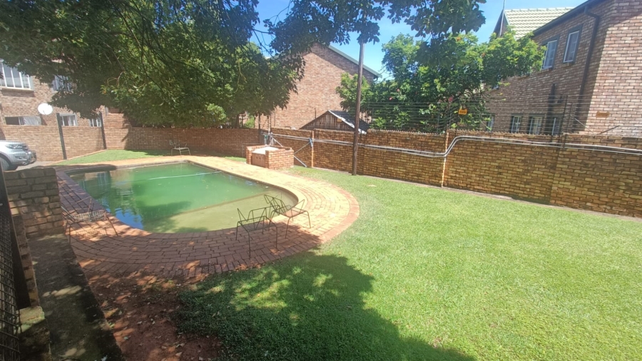 2 Bedroom Property for Sale in Die Hoewes Gauteng