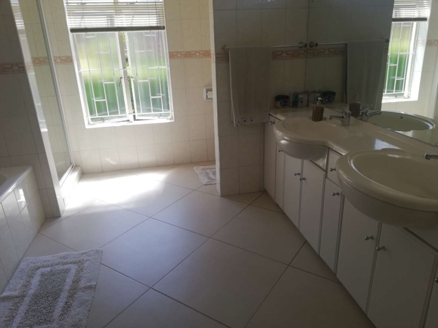 4 Bedroom Property for Sale in Zwartkop Gauteng