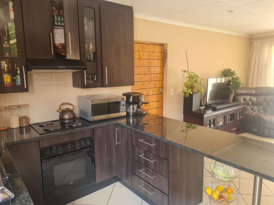 To Let 3 Bedroom Property for Rent in Thatchfield Hills Gauteng
