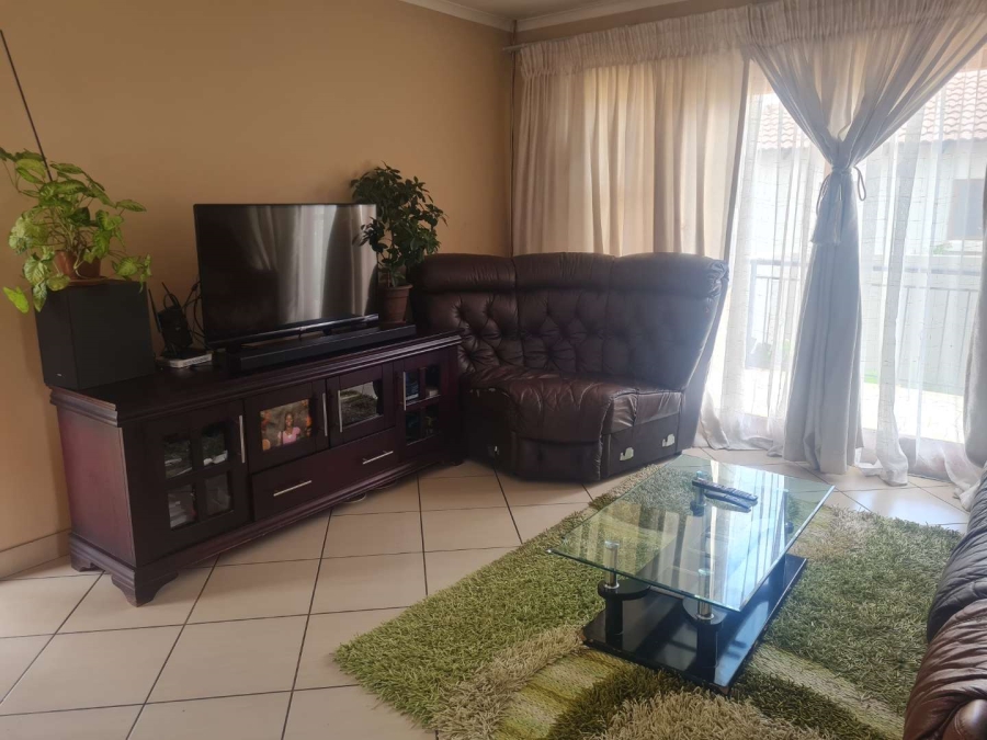 To Let 3 Bedroom Property for Rent in Thatchfield Hills Gauteng