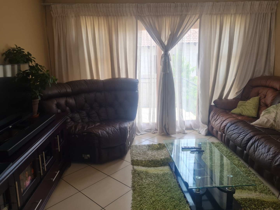 To Let 3 Bedroom Property for Rent in Thatchfield Hills Gauteng