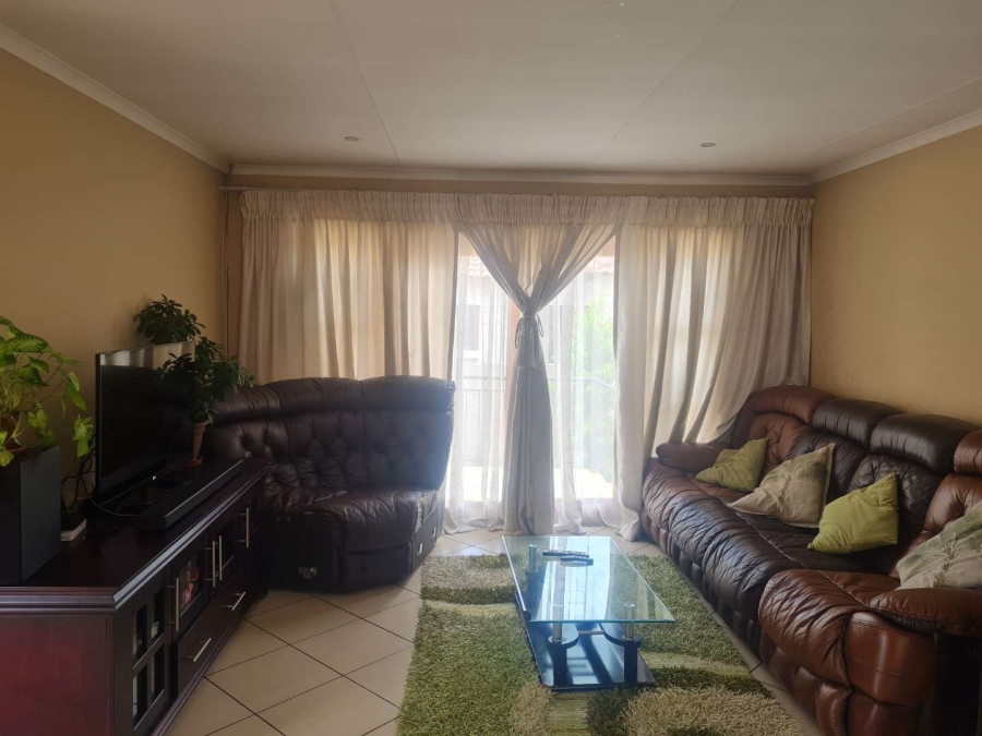 To Let 3 Bedroom Property for Rent in Thatchfield Hills Gauteng