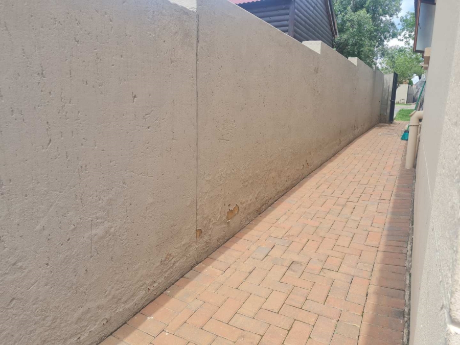 To Let 3 Bedroom Property for Rent in Thatchfield Hills Gauteng