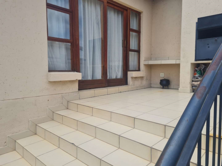 To Let 3 Bedroom Property for Rent in Thatchfield Hills Gauteng