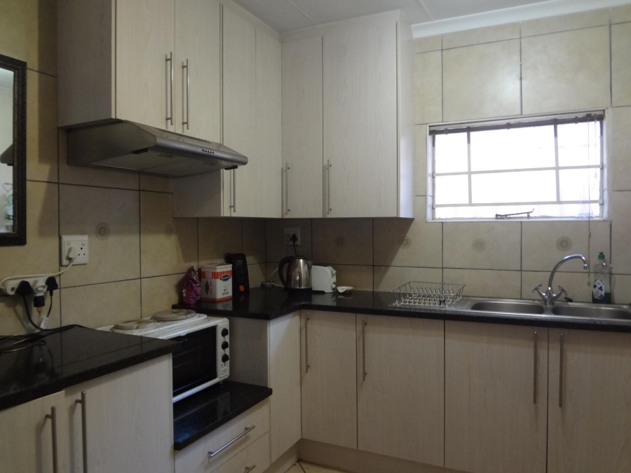 To Let 1 Bedroom Property for Rent in Douglasdale Gauteng