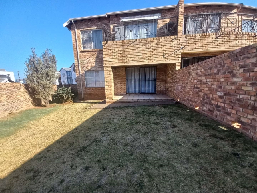 To Let 2 Bedroom Property for Rent in Little Falls Gauteng