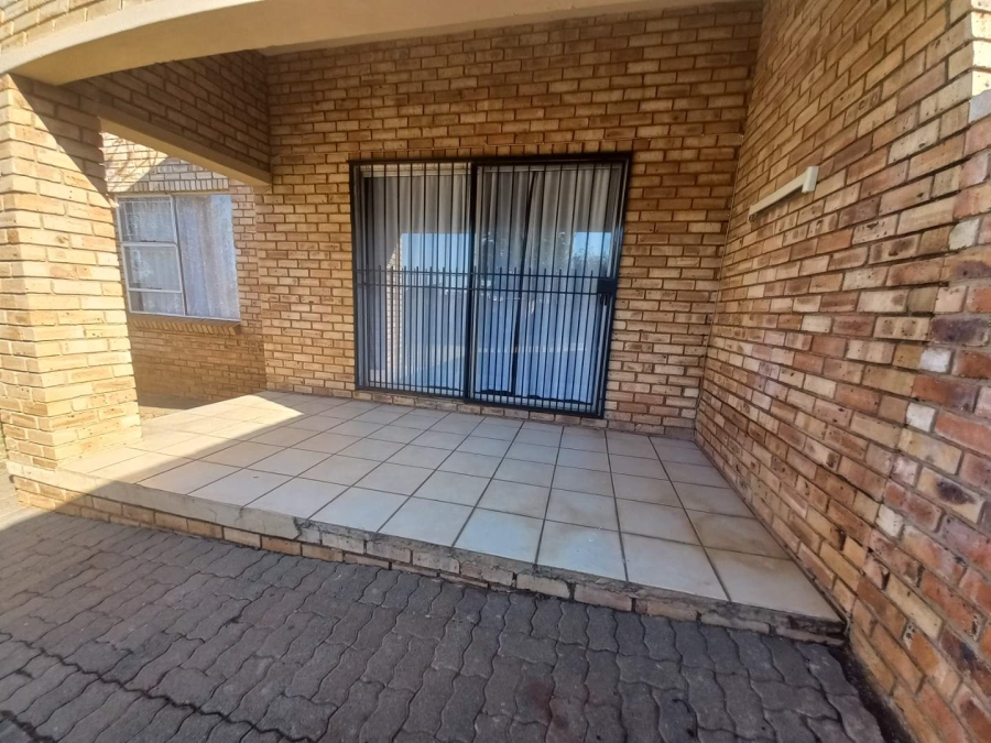 To Let 2 Bedroom Property for Rent in Little Falls Gauteng