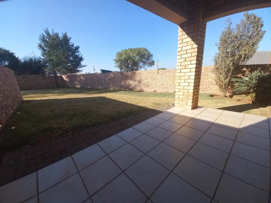 To Let 2 Bedroom Property for Rent in Little Falls Gauteng