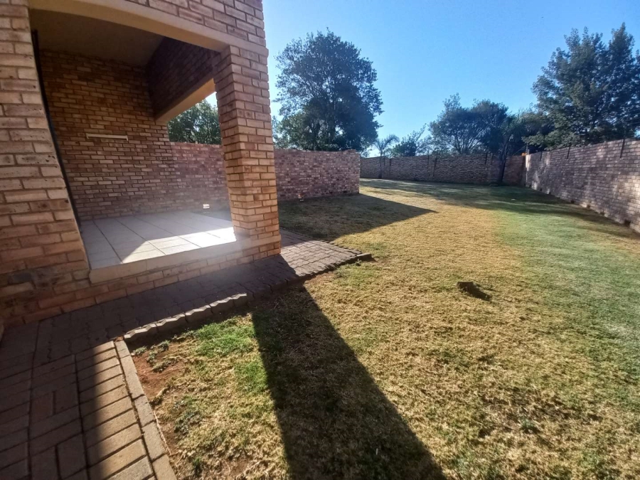 To Let 2 Bedroom Property for Rent in Little Falls Gauteng