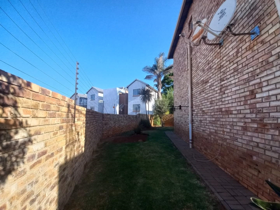 To Let 2 Bedroom Property for Rent in Little Falls Gauteng