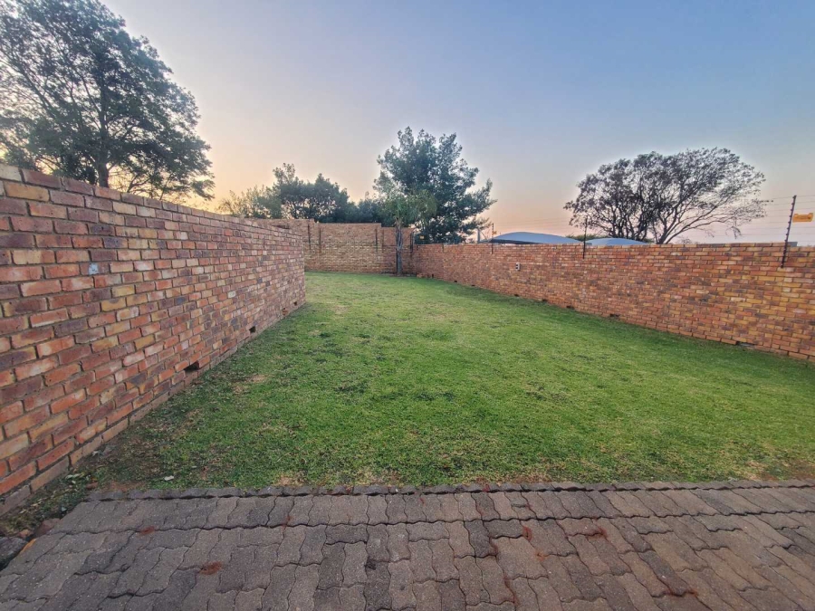 To Let 2 Bedroom Property for Rent in Little Falls Gauteng
