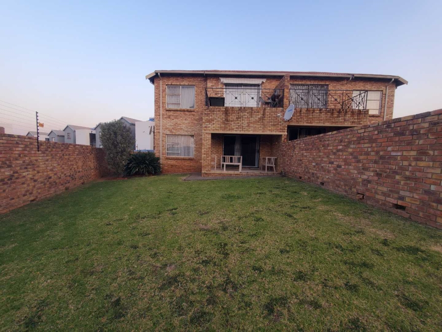 To Let 2 Bedroom Property for Rent in Little Falls Gauteng