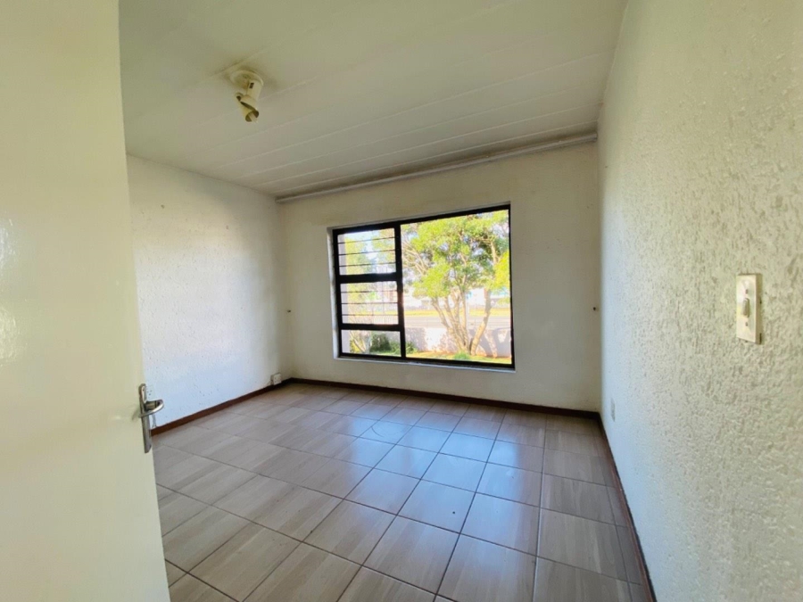 2 Bedroom Property for Sale in Little Falls Gauteng