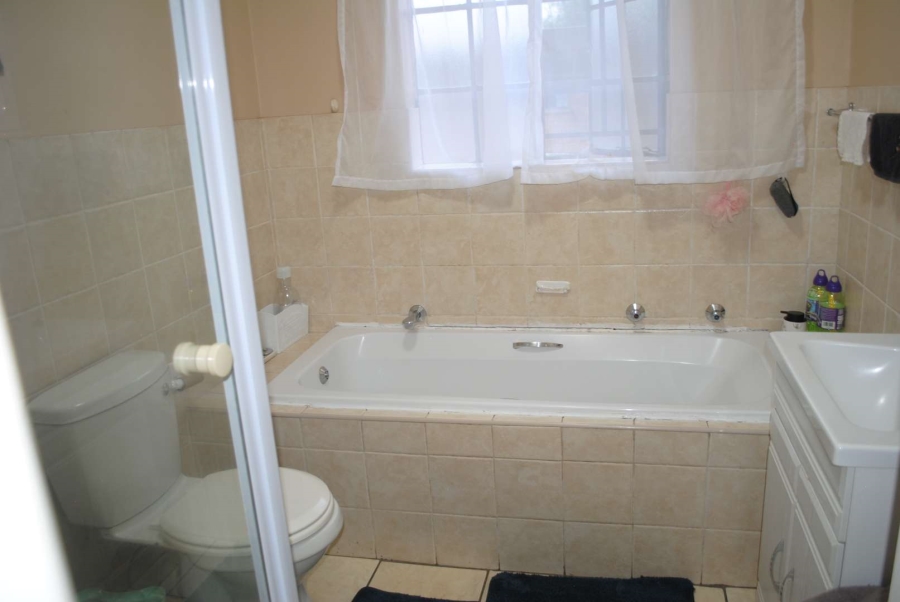 2 Bedroom Property for Sale in Kookrus Gauteng
