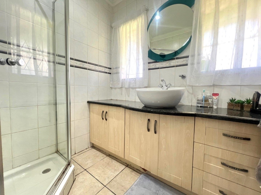 5 Bedroom Property for Sale in Alberante Gauteng