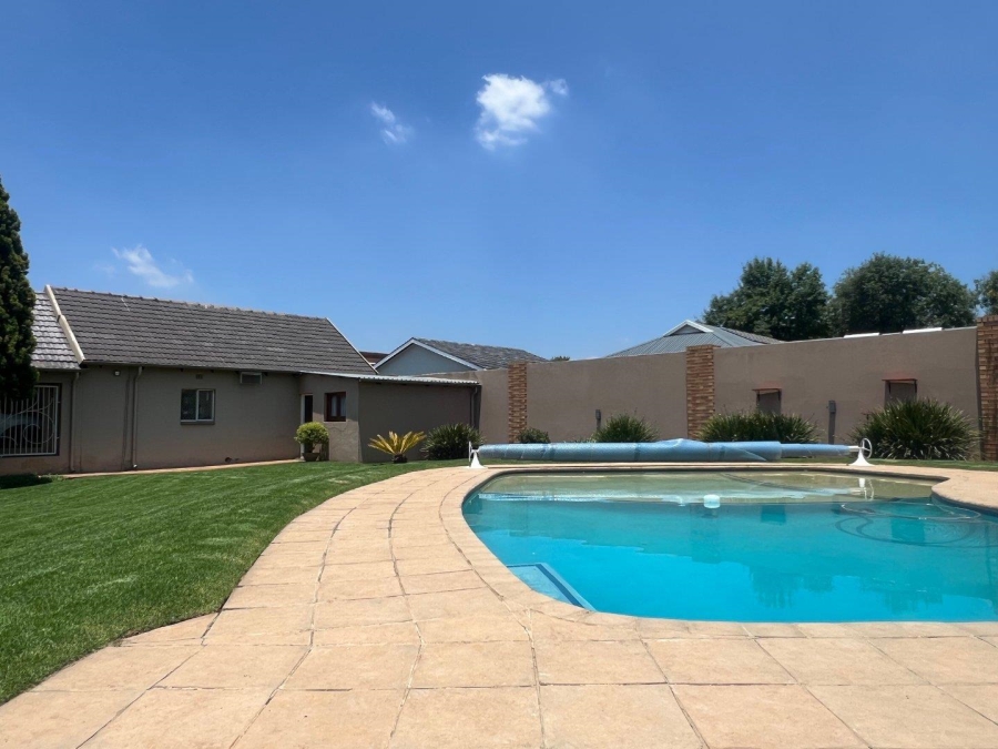 5 Bedroom Property for Sale in Alberante Gauteng